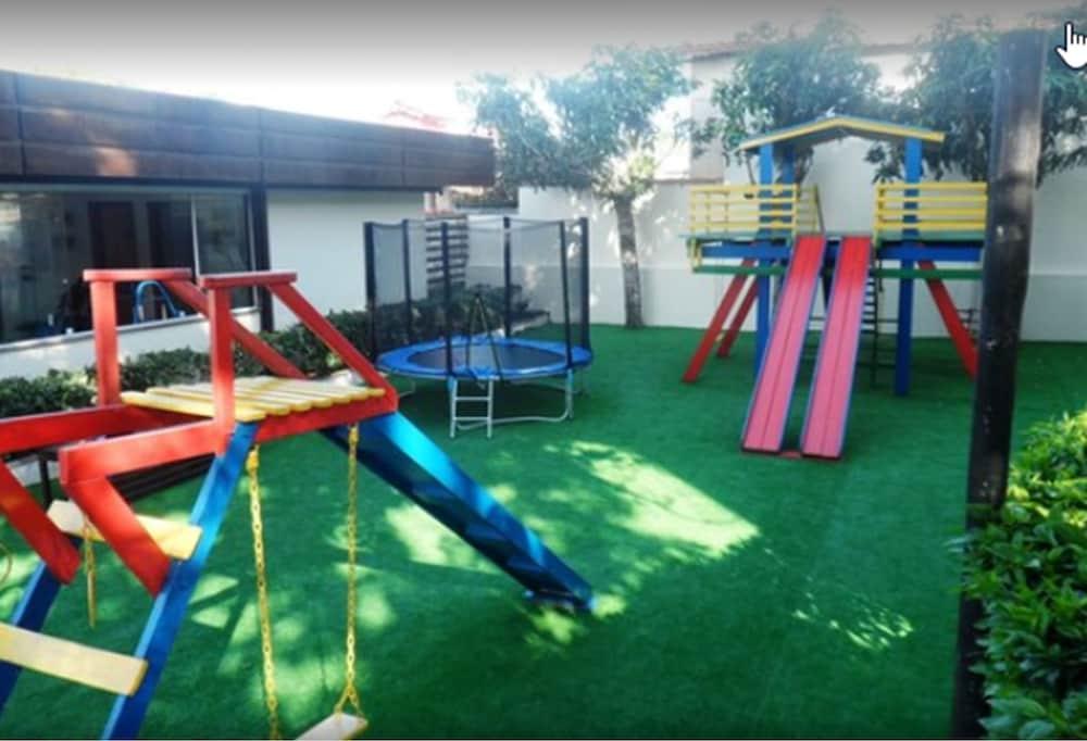Hotel Atlantico Buzios Convention Exterior foto Playground at the school