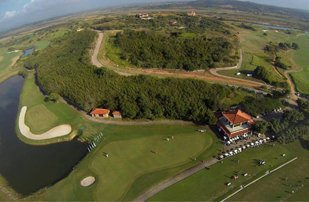 Hotel Atlantico Buzios Convention Exterior foto Aerial view of the golf course